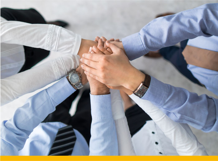 Equipo profesional uniendo sus manos